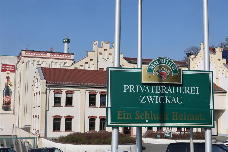 Brauereien in Sachsen stehen zunehmend unter Druck. Grund sind steigende Kosten und ein rückläufiger Bierabsatz. (Symbolbild)Bodo Schackow/dpa
