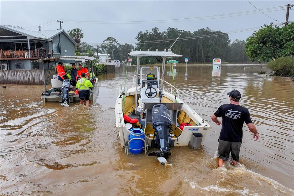 Braune Wassermassen, wohin das Auge reicht - Augenzeugen sprechen von einer Katastrophe.Lindsay Moller/AAP/dpa