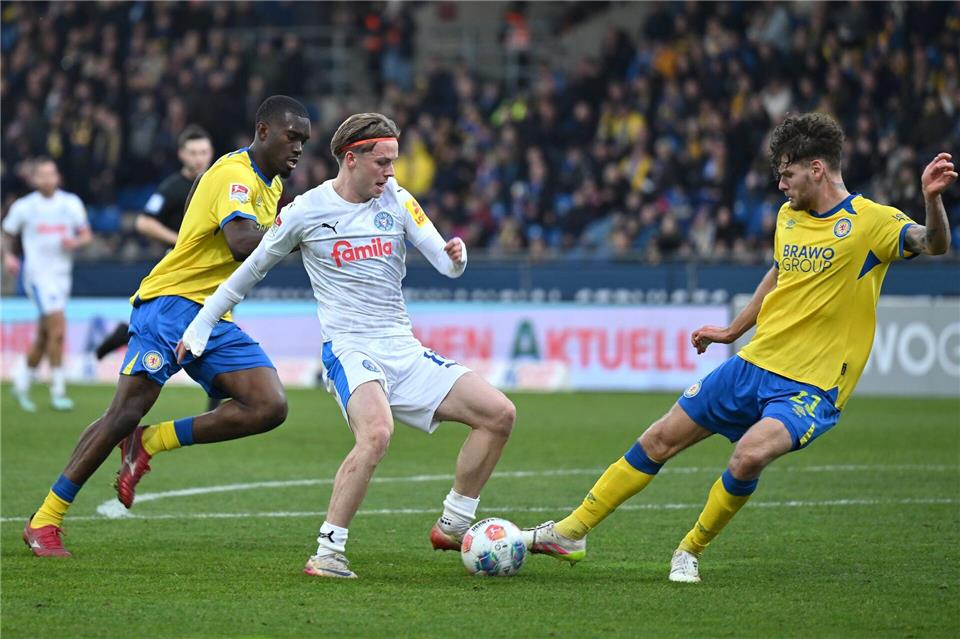 Braunschweig und Kiel trennten sich in einem wilden Spiel 1:1.Swen Pförtner/dpa