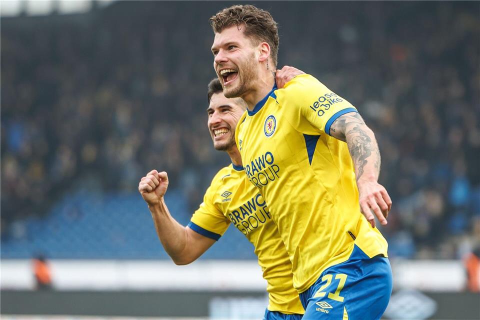 Braunschweiger Jubel: Torschütze Kevin Ehlers (r) und Robin Heußer nach dem Tor zum 1:0 gegen Karlsruhe.Andreas Gora/dpa