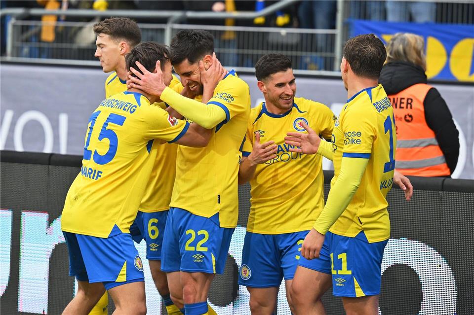 Braunschweiger Jubel gegen Düsseldorf.Swen Pförtner/dpa