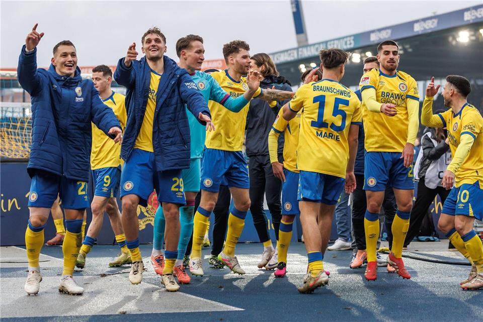 Braunschweiger Jubel nach dem Sieg gegen Schalke.Andreas Gora/dpa