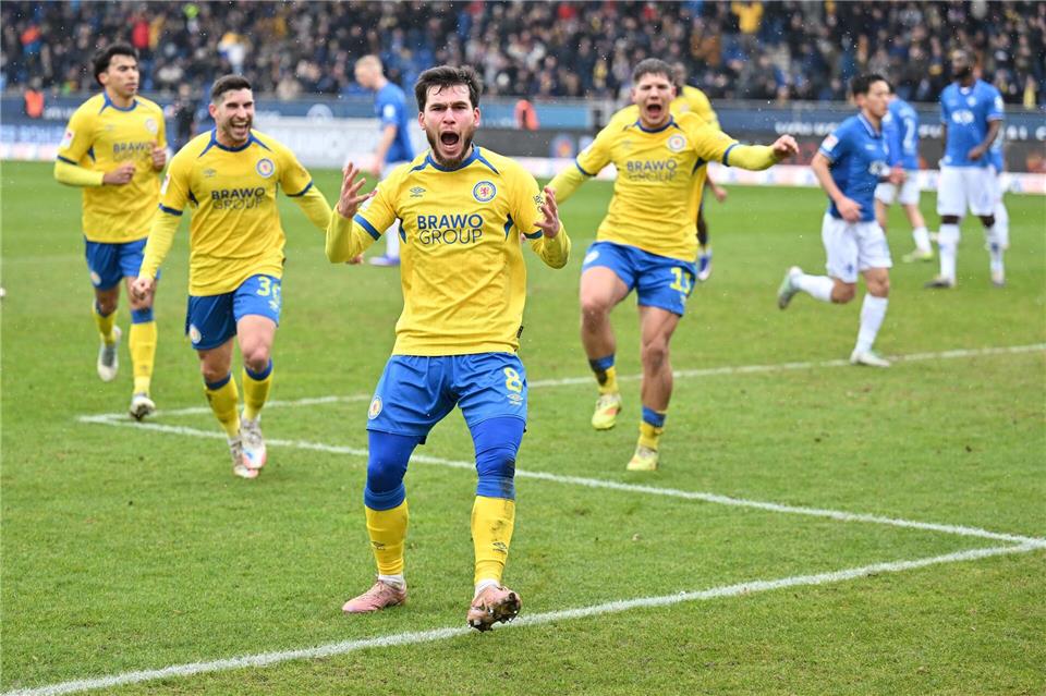 Braunschweiger Jubel nach dem Tor zum 1:0 gegen Darmstadt.Swen Pförtner/dpa