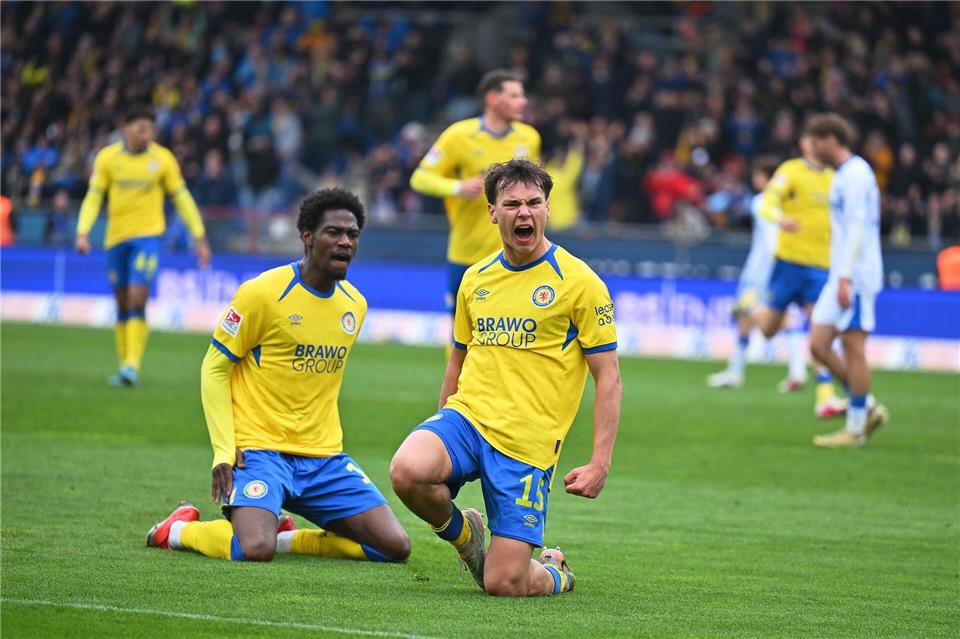 Braunschweiger Jubel über das Tor von Max Marie (r).Swen Pförtner/dpa