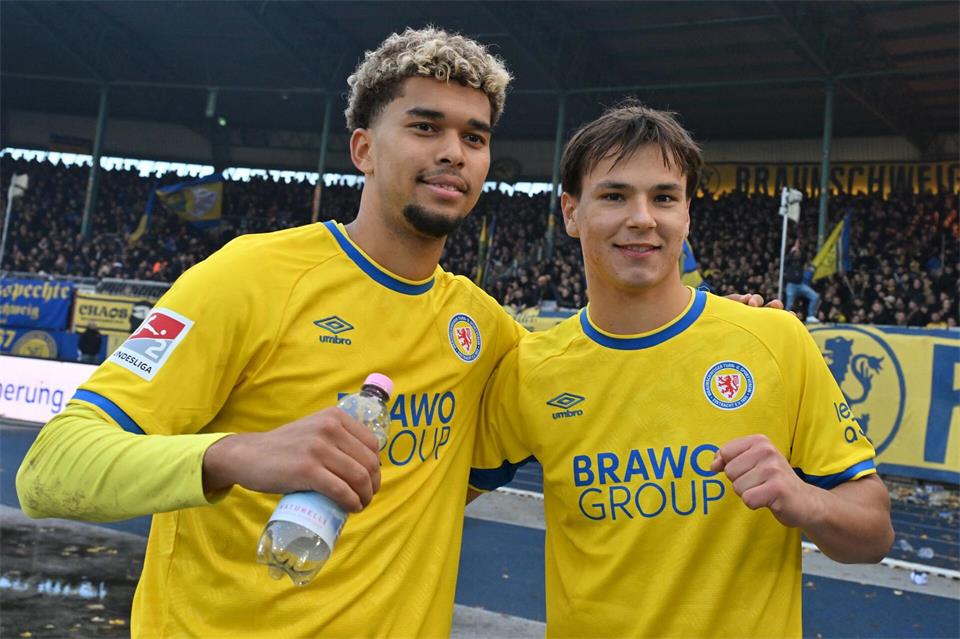 Braunschweiger Tor-Helden: Yann Sturm (l) und Max Marie. Swen Pförtner/dpa