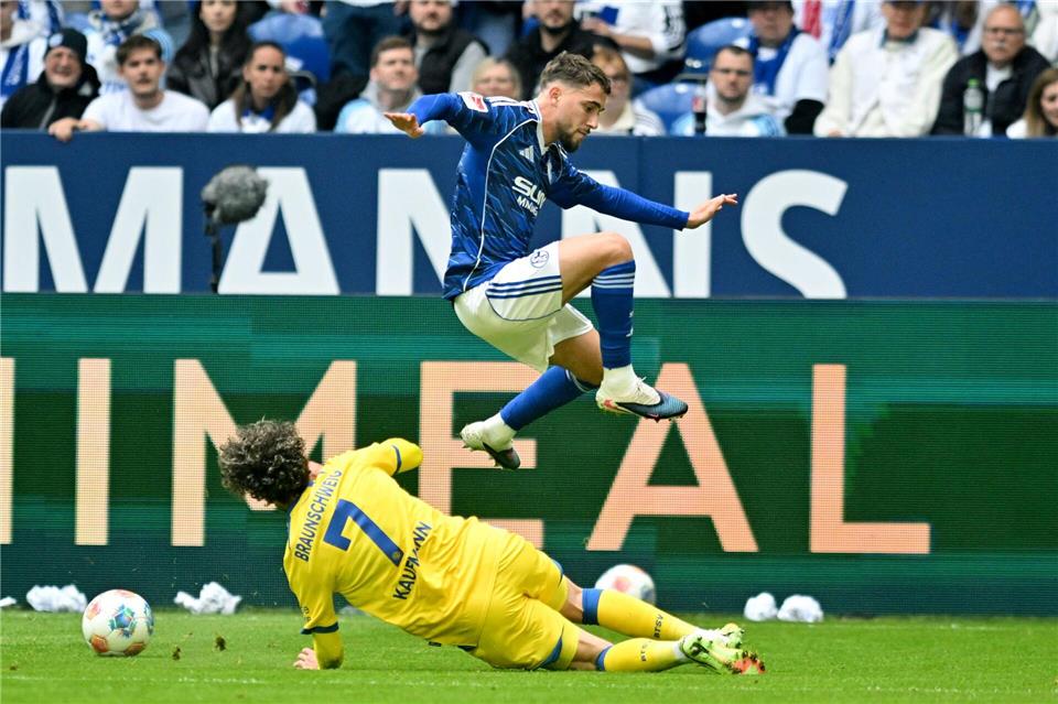Braunschweiger und Schalker lieferten sich packende Duelle.Bernd Thissen/dpa