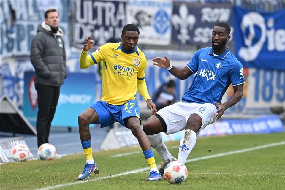 Braunschweigs Aaron Opoku (l.) fällt aus. (Archivbild)Swen Pförtner/dpa
