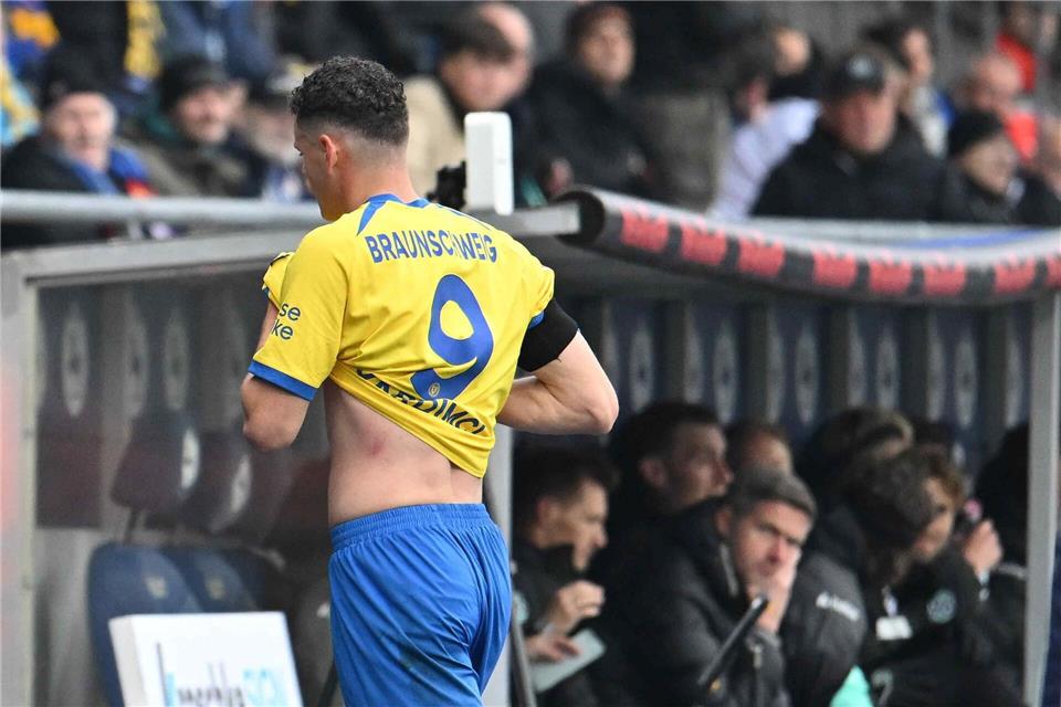 Rot für Würgegriff: Braunschweig straft und schützt Yardimci Braunschweigs Erencan Yardimci geht nach seiner Roten Karte im Derby gegen Hannover vom Platz.Swen Pförtner/dpa