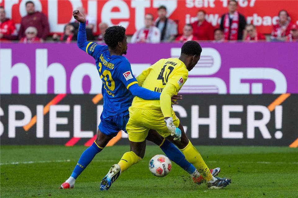 Braunschweigs Faride Alidou nimmt Kaiserslauterns Torwart Enis Kamga den Ball ab.Marc Schüler/dpa