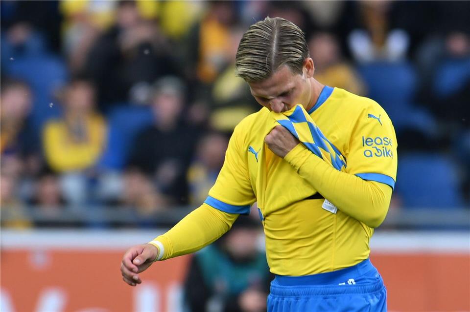 Braunschweigs Lino Tempelmann musste vorzeitig vom Platz.Swen Pförtner/dpa