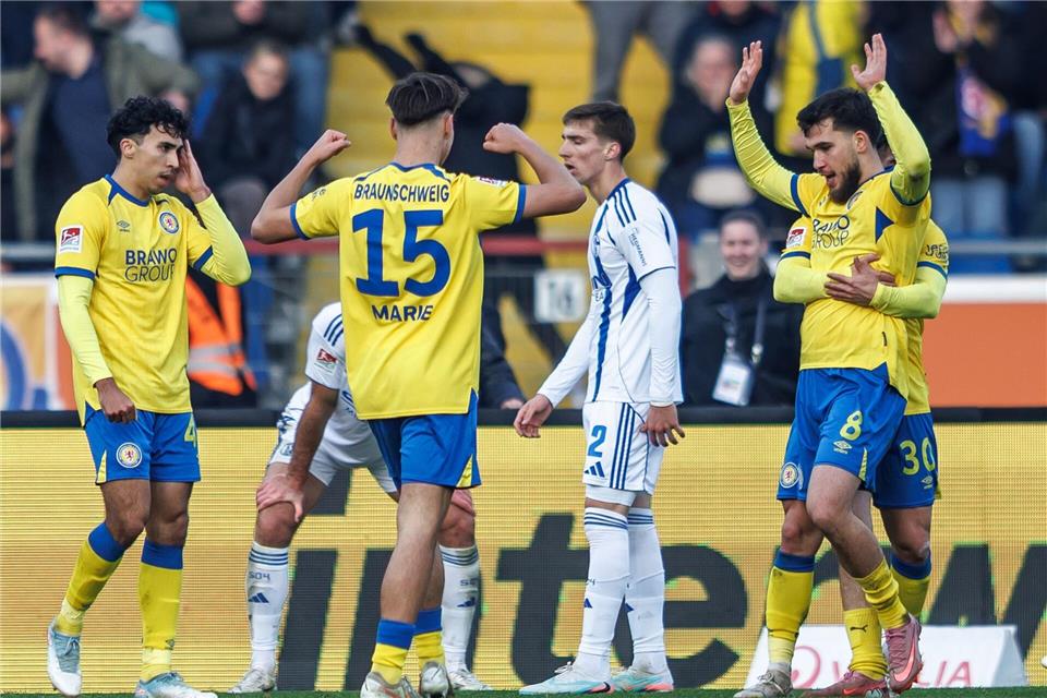 Braunschweigs Mehmet Aydin trifft gegen seinen Ex-Club Schalke 04.Andreas Gora/dpa