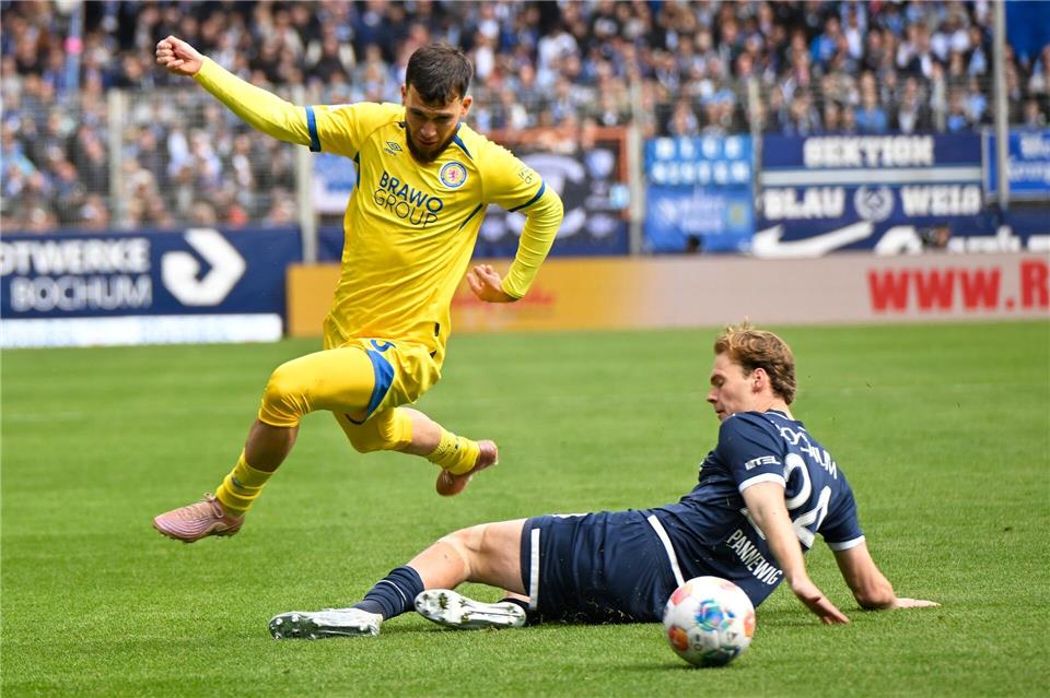 Braunschweigs Mehmet Aydın (l) im Zweikampf mit dem Bochumer Mats Pannewig.Ulrich Hufnagel/dpa