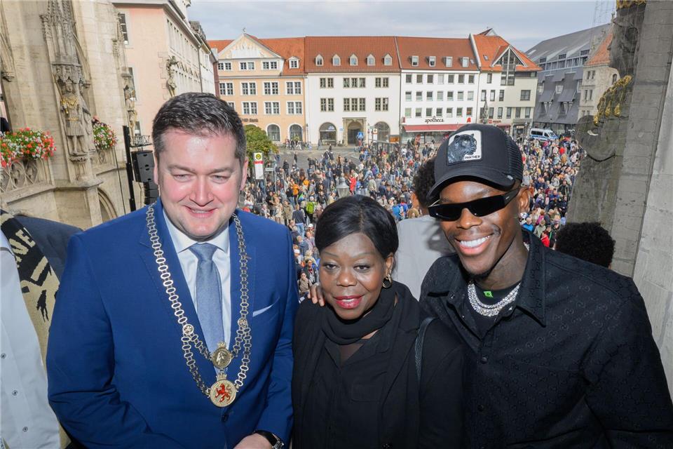 Titelträger mit Tränen - Tausende Fans feiern Schröder Braunschweigs Oberbürgermeister Thorsten Kornblum (l) will Dennis Schröder als Ehrenbürger vorschlagen.Julian Stratenschulte/dpa