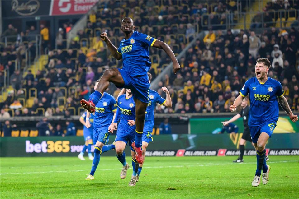 Braunschweigs Patrick Nkoa jubelt.Robert Michael/dpa