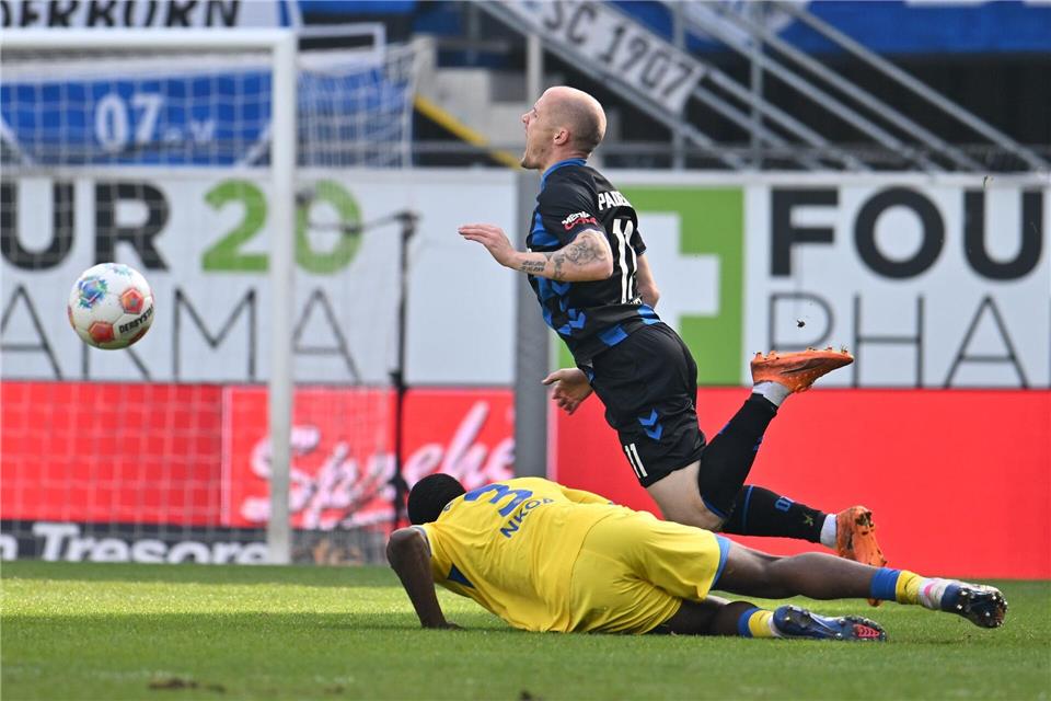 Braunschweigs Patrick Nkoa sieht nach diesem Foul gegen Paderborns Sven Michel die Rote Karte. Swen Pförtner/dpa