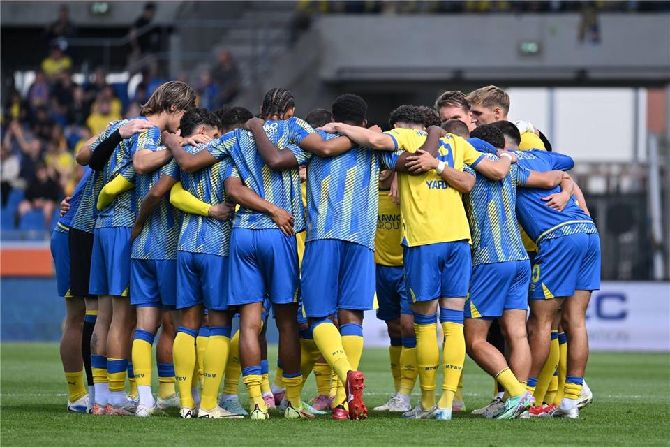 Braunschweigs Spieler nach dem 1:1 gegen Bielefeld.Swen Pförtner/dpa