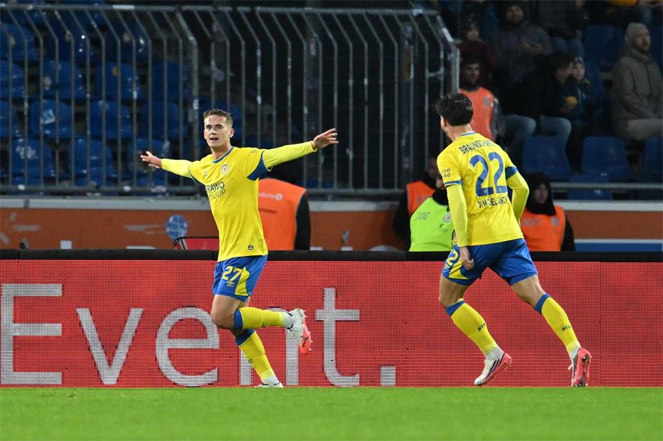 Braunschweigs Torschütze Jan Urbich (l).Swen Pförtner/dpa