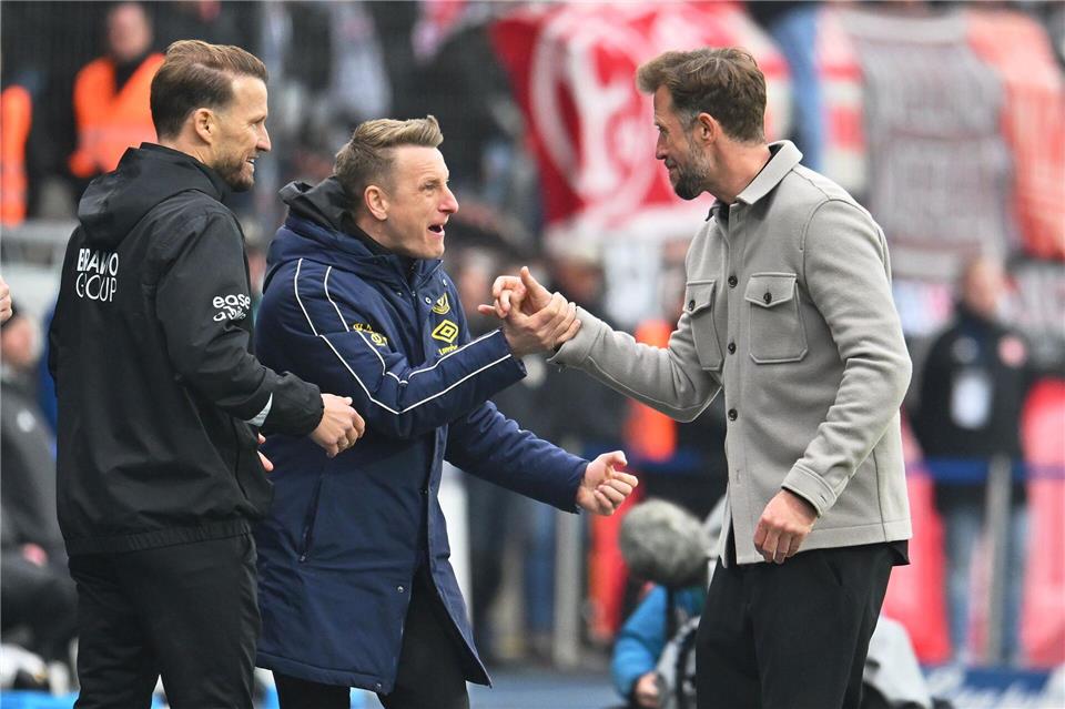 Braunschweigs neuer Trainer Lars Kornetka jubelt mit seinem Team.Swen Pförtner/dpa
