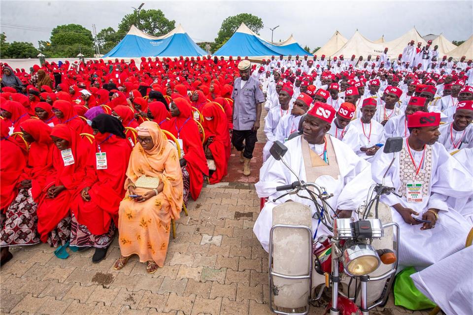 Brautpaare nehmen an einer Massenhochzeit in Nigeria teil.Sani Maikatanga/AP/dpa