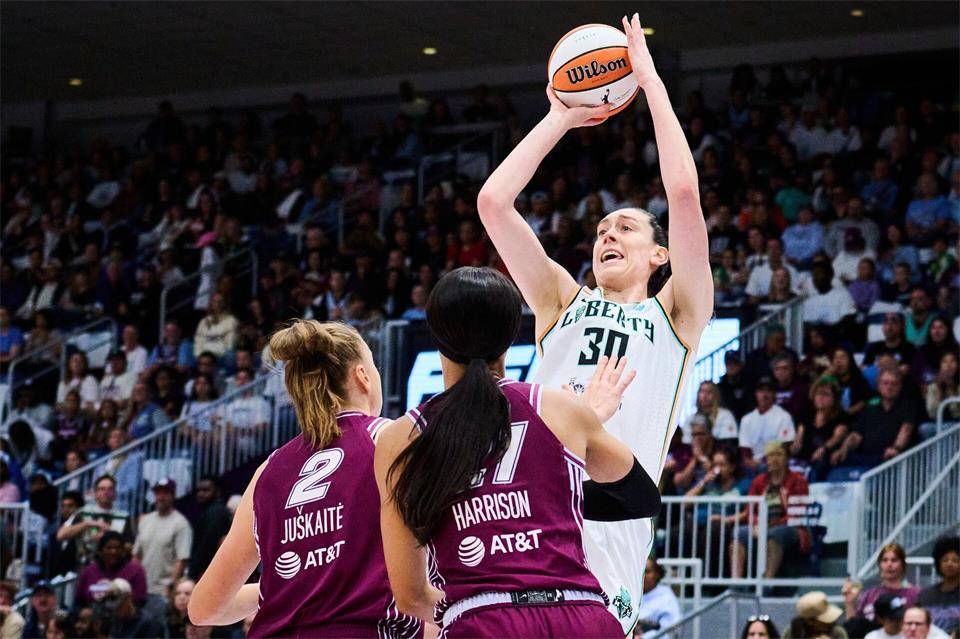 Breanna Stewart (rechts) ist nun auf Rang acht der ewigen Scorerliste in der WNBA.Sammy Kogan/The Canadian Press/AP/dpa