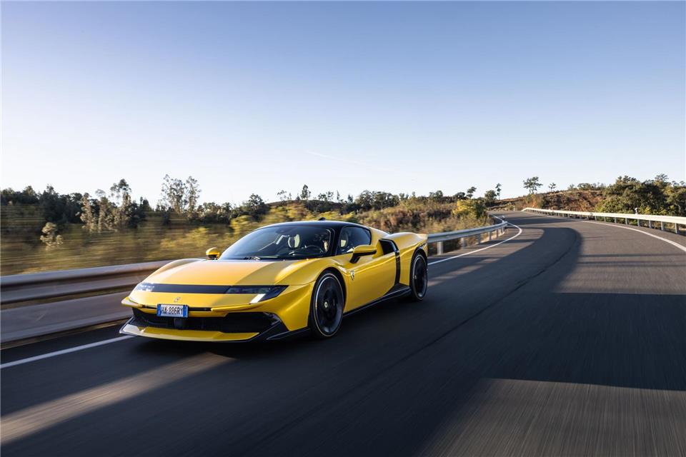 Breit und flach: So wirft sich der neue Ferrari auf den Asphalt, mit dem er fast fest verzahnt scheint.Ferrari/dpa-tmn