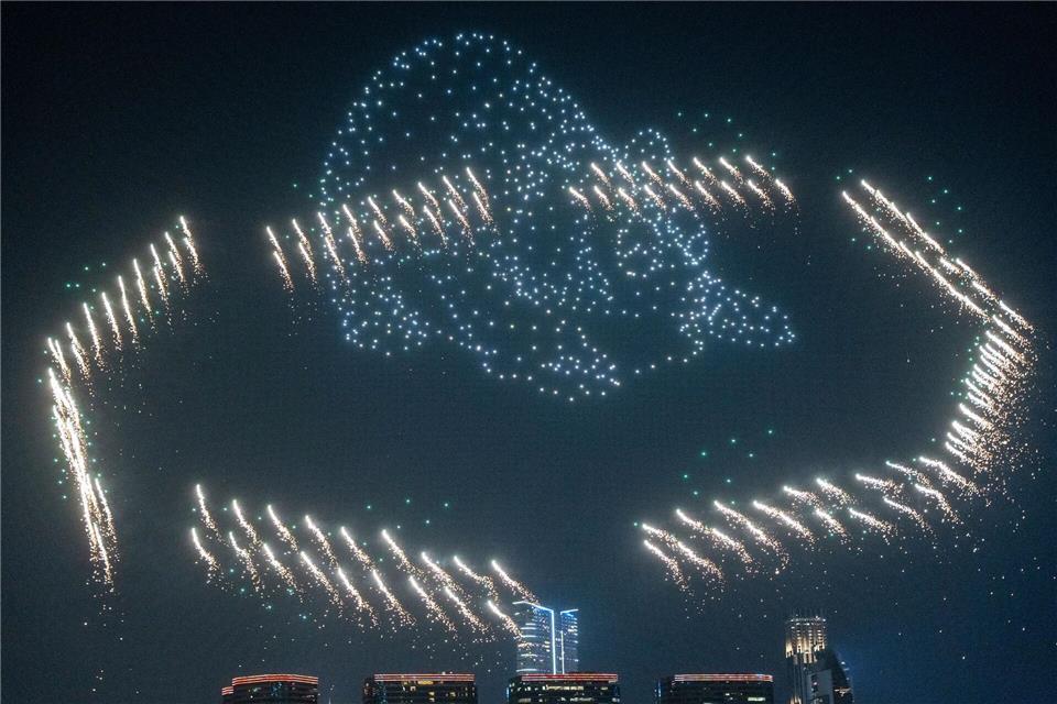 Breite Mehrheit für zentrale Drohnenshow statt privater Silvesterböllerei in Düsseldorf. (Archivbild)Chan Long Hei/AP/dpa