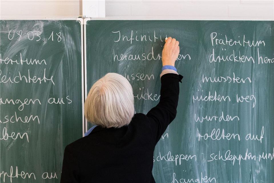 Bremen wird erstmals die Arbeitszeit von Lehrkräften erfassen. (Archivfoto)Mohssen Assanimoghaddam/dpa