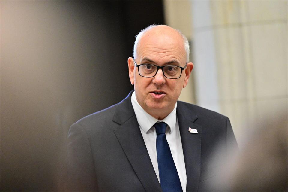 Bremens Bürgermeister Andreas Bovenschulte (SPD) mahnt, „die Kirche im Dorf“ zu lassen.Sebastian Gollnow/dpa