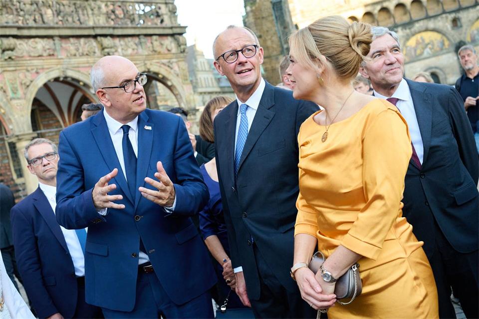 Bremens Bürgermeister Andreas Bovenschulte (SPD) und Bundestagspräsidentin Julia Klöckner (CDU) haben zusammen gesunden. Sina Schuldt/dpa