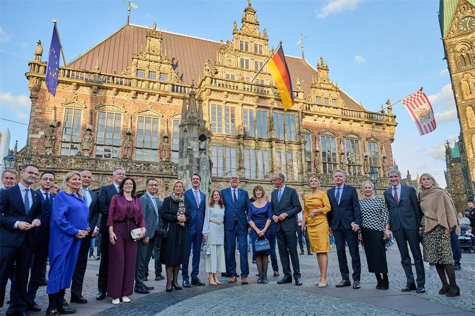 Bremens Bürgermeister Andreas Bovenschulte hat Bundeskanzler Friedrich Merz (CDU) und weitere hochrangige Politikerinnen und Politiker in Bremen empfangen. Sina Schuldt/dpa