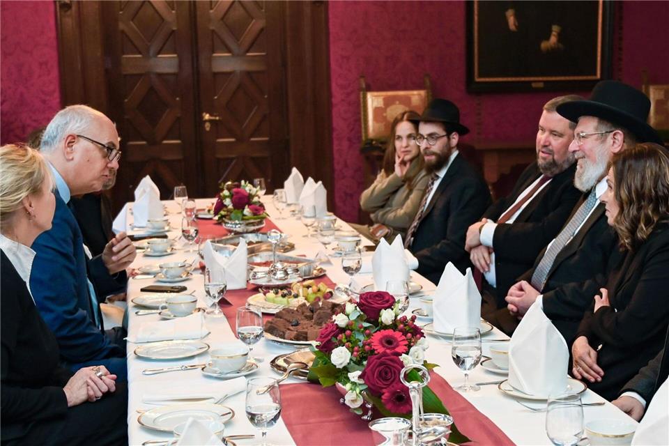 Bremens Bürgermeister Andreas Bovenschulte (links, SPD) im Gespräch mit dem Oberrabbiner des Staates Israel, Kalman Meir Ber (rechts).-/Pressestelle des Senats der Freien Hansestadt Bremen/dpa