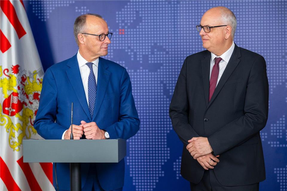 Bremens Bürgermeister Andreas Bovenschulte (r) warnt davor, die Probleme in den Städten allein auf die Migration zu reduzieren. (Archivbild)Sina Schuldt/dpa