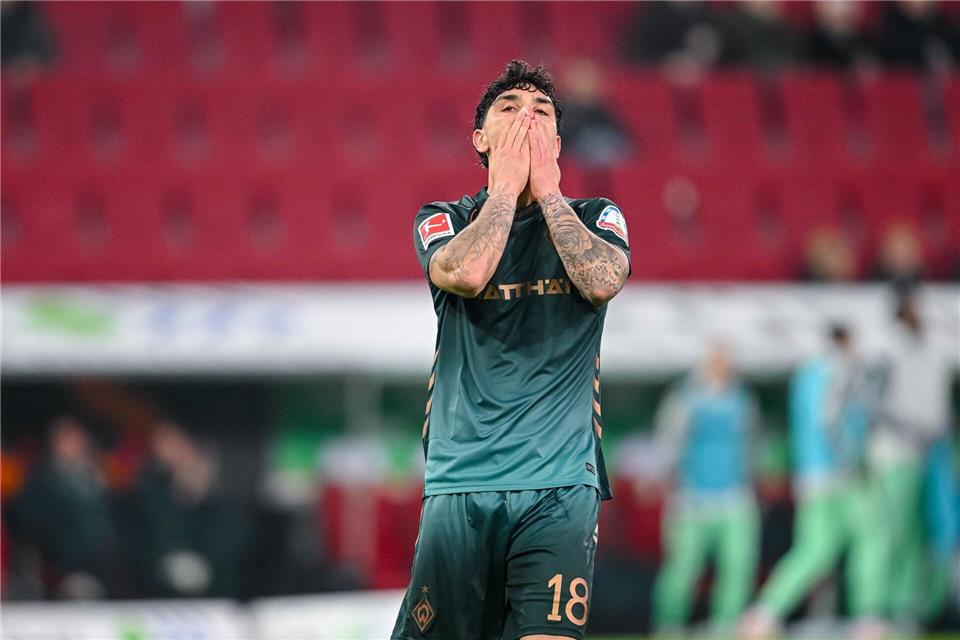 Bremens Cameron Puertas reagiert nach einer vergebenen Chance. Sein Schuss flog über das Augsburger Tor.Harry Langer/dpa