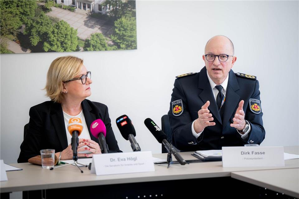 Bremens Innensenatorin Eva Högl (SPD) und Bremens Polizeipräsident Dirk Fasse gaben einen Einblick in die Arbeit der Polizei. Sina Schuldt/dpa
