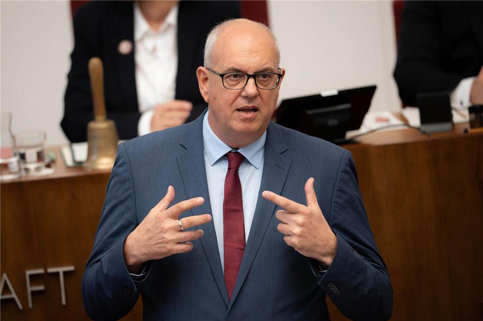Bildungsexperte Rackles ist Senator für Kinder in Bremen Bremens Regierungschef Andreas Bovenschulte (SPD), setzt auf die Erfahrung und die Kompetenz von Mark Rackles, der neuer Bildungssenator in Bremen ist. Sina Schuldt/dpa
