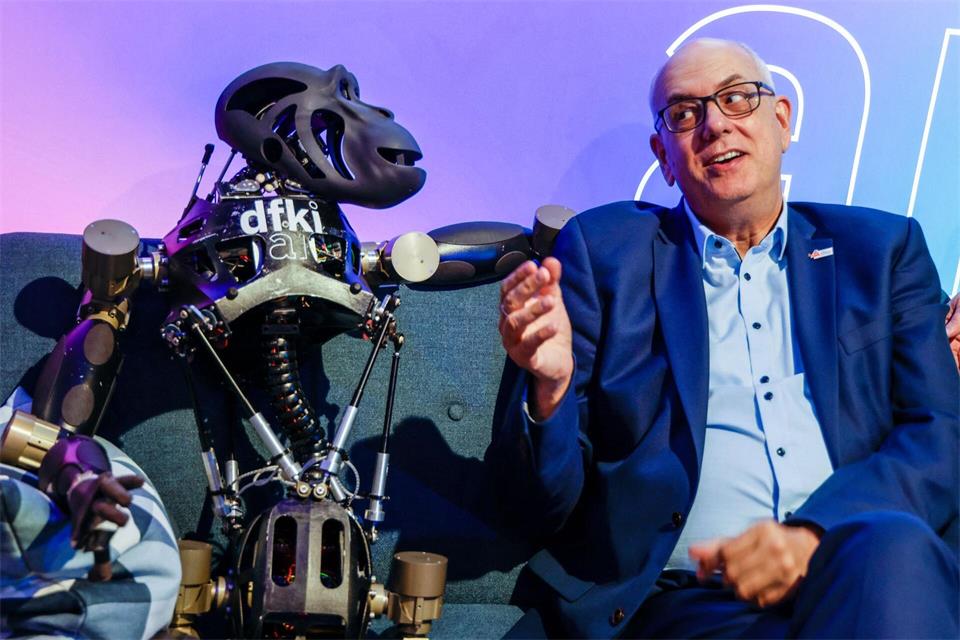 Bremens Regierungschef besucht einen Stand des Deutschen Forschungszentrums für Künstliche Intelligenz. Focke Strangmann/dpa