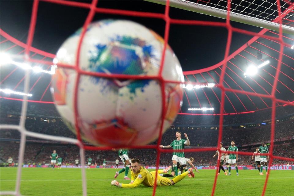 Bremens Torhüter Karl Hein kann den Treffer zum 2:0 durch Münchens Kane nicht halten.Harry Langer/dpa