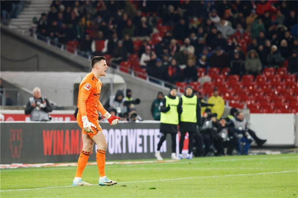 Bremens Torhüter Michael Zetterer ärgert sich über die Entstehung des Stuttgarter Elfmeters.