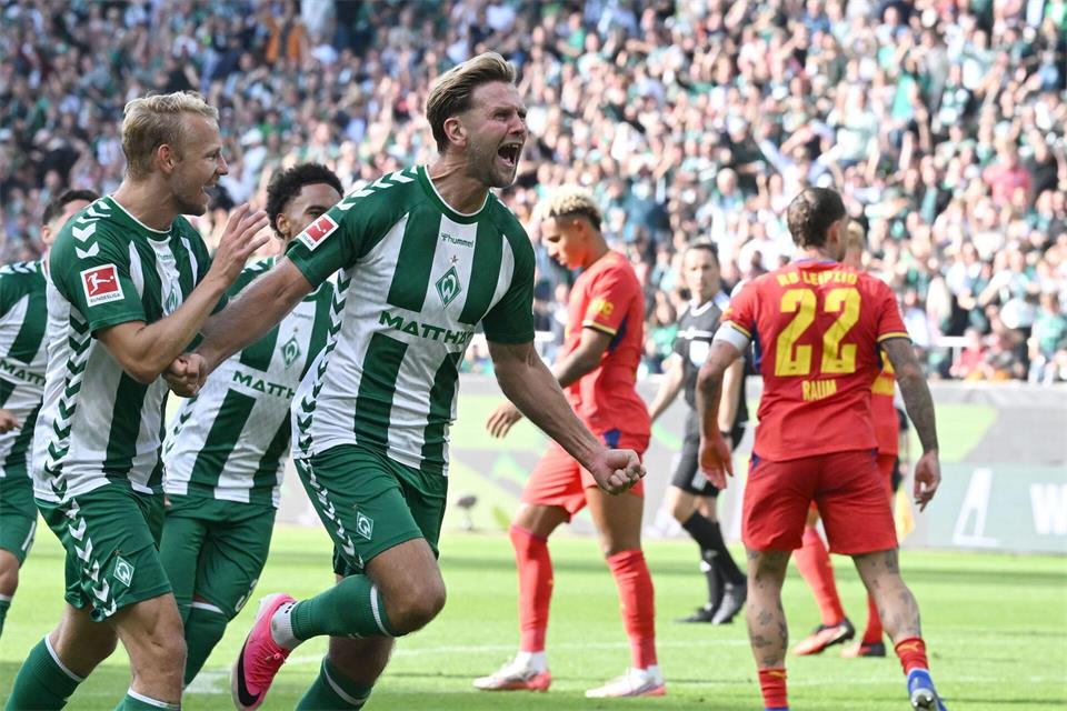 Bremens Torjäger Niclas Füllkrug jubelt über sein 2:0 gegen RB Leipzig.Carmen Jaspersen/dpa