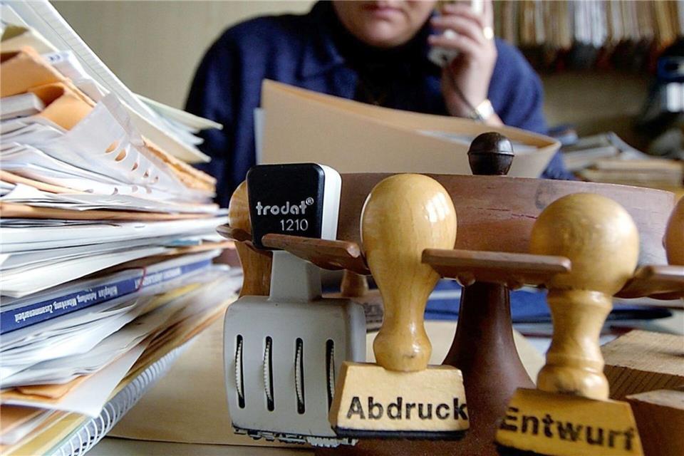 Bremer Beamte müssen künftig 41 Stunden arbeiten. (Archivbild)Armin Weigel/dpa