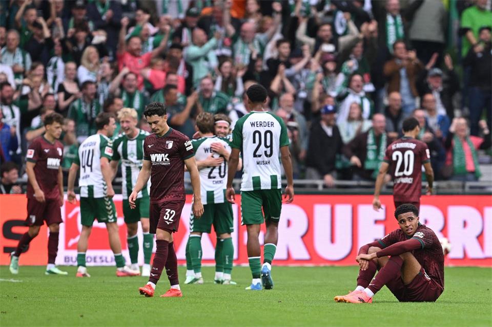 Bremer Jubel, Augsburger Frust: Nach einer 2:0-Führung verlor der FCA gegen Werder noch mit 2:3.David Inderlied/dpa
