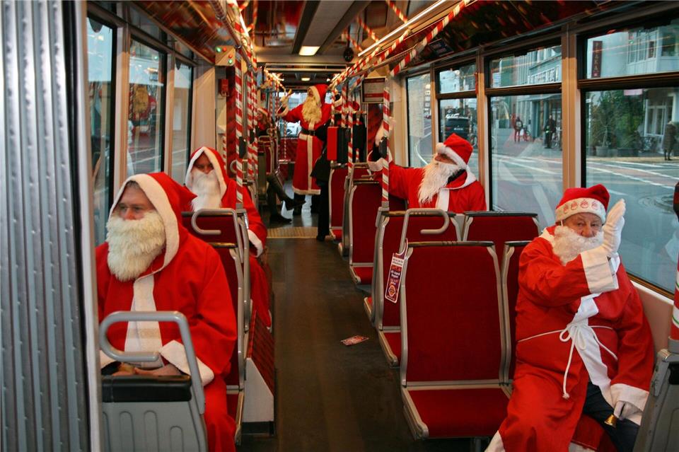 Bremer Weihnachtsmänner fahren eine erste Runde mit der Weihnachtsbahn zum Rathaus.Kai Moorschlatt/dpa