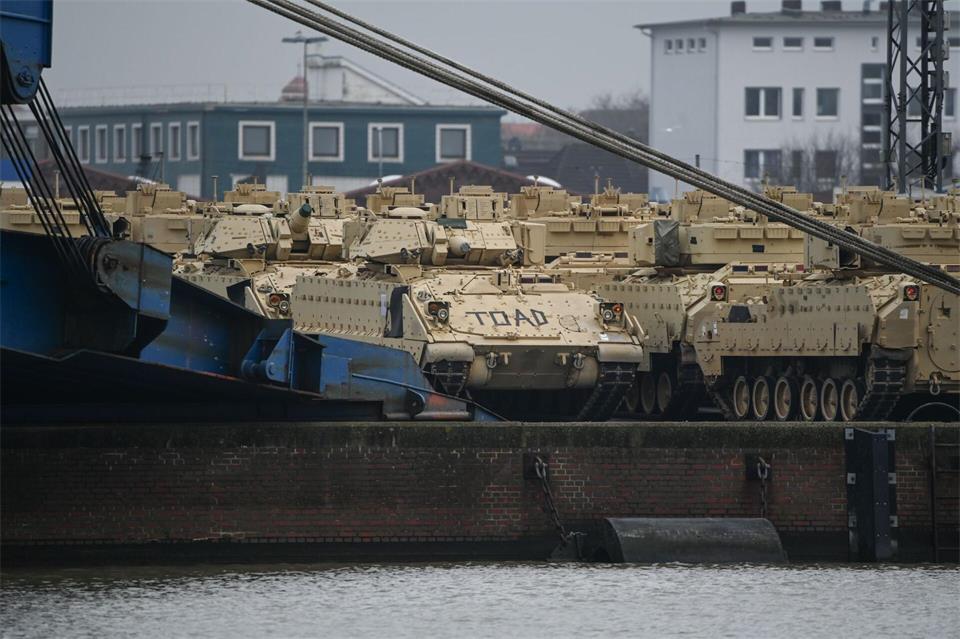 Bremerhaven ist seit Jahrzehnten Nato-Drehkreuz, nun soll der Hafen dafür modernisiert werden. (Archivfoto)Lars Klemmer/dpa