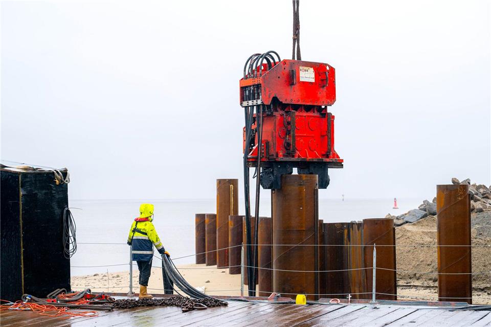 Bremerhaven soll sein Wahrzeichen zurückbekommen - die Bauarbeiten für eine neue Nordmole haben begonnen.  Sina Schuldt/dpa