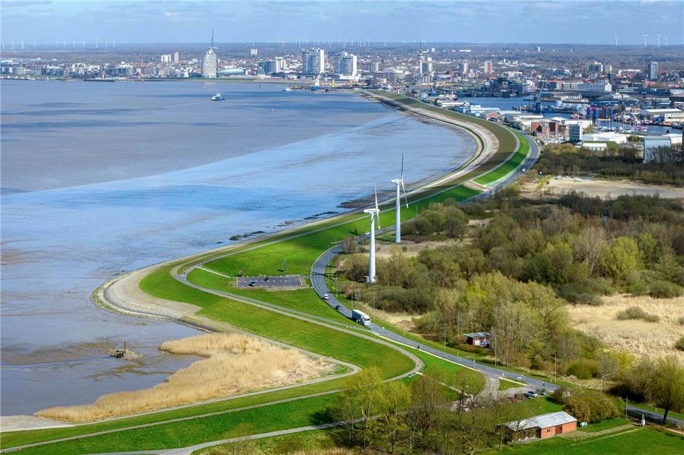 Bremerhaven wie hier auf dem Bild - oder Emden? Die Entscheidung für den Standort eines neuen Marinehafens soll bald fallen. (Archivfoto)Sina Schuldt/dpa