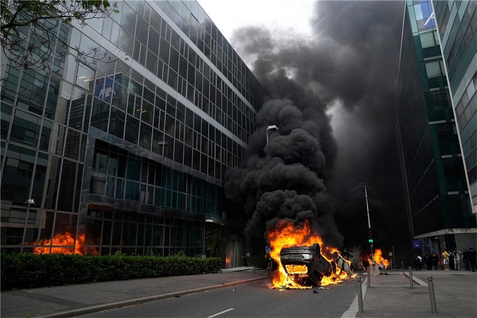 Frankreich: Regierung erlässt Beschränkungen nach Krawallen Brennende Autos liegen nach einem Trauermarsch auf einer Straße. Nach dem Tod eines Jugendlichen bei einer Polizeikontrolle bei Paris haben Hunderte Menschen auf einem Trauermarsch Gerechtigkeit für den 17-Jährigen gefordert.