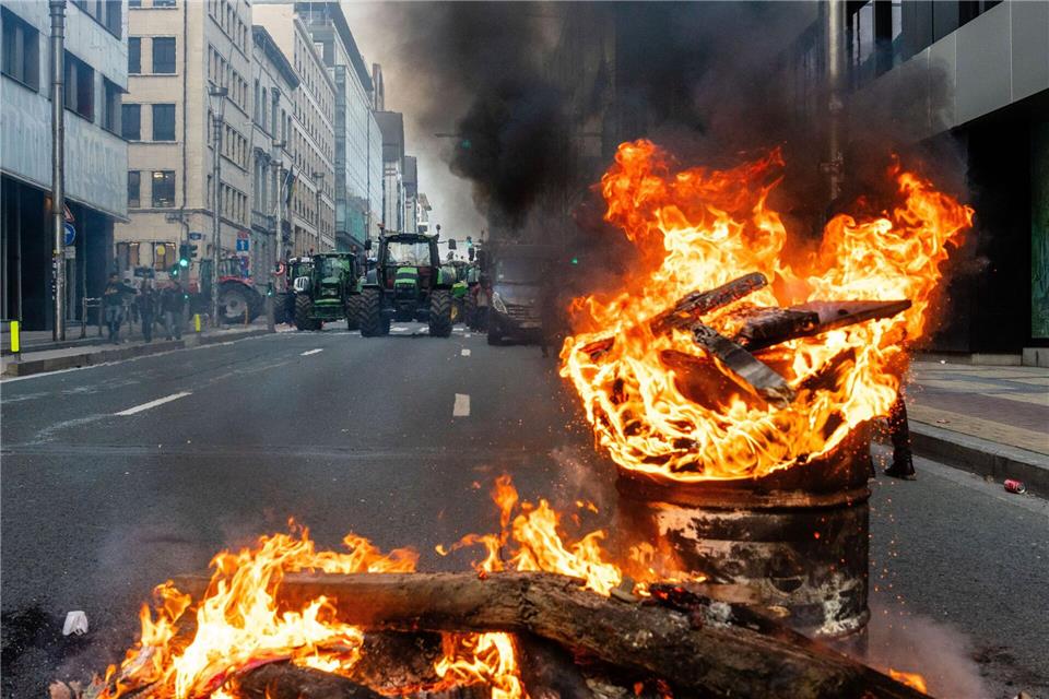 Brennende Barrikaden in Brüssel. Marius Burgelman/AP/dpa