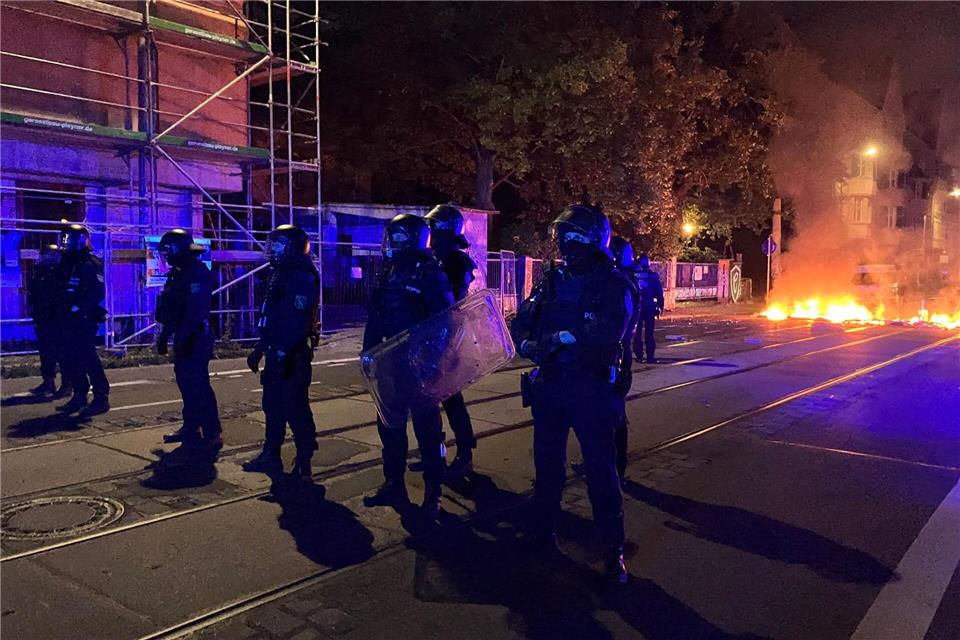 Brennende Barrikaden und Steinwürfe auf Polizeiposten nach Festival in Leipzig-Connewitz.Sebastian Willnow/dpa