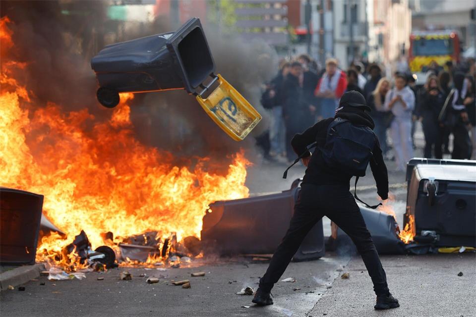 Brennende Wut: Bei Schulprotesten in Frankreich gehen Mülltonnen in Flammen auf. Jean-Francois Badias/AP/dpa