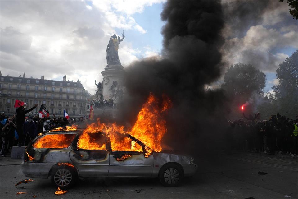 Brennendes Auto am landesweiten Protesttag auf der Place de la République in Paris.Thibault Camus/AP/dpa